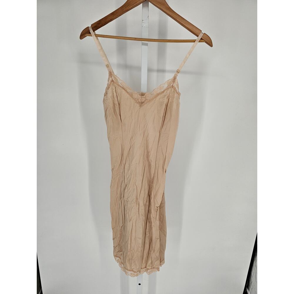 Vintage 1980s Body Chic Womens Sz 34 Nylon Nightgown Beige w/ Lace Trim